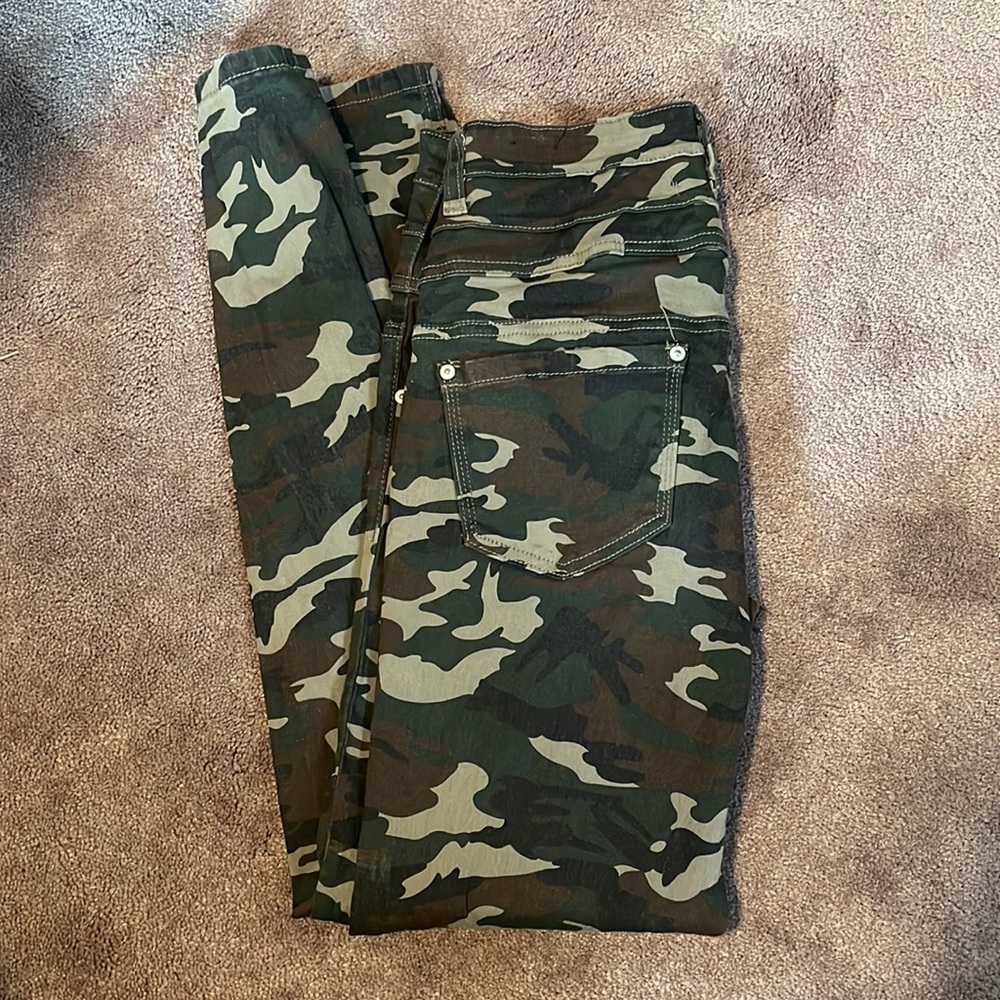 Almost Famous Mid Rise Skinny, color camouflage, size 7.